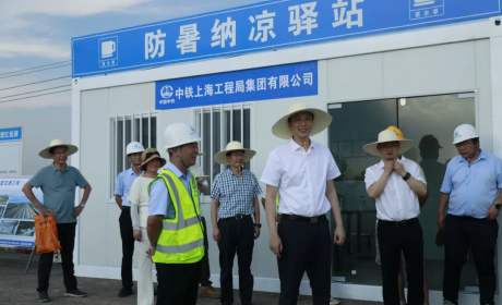 金華市委副書(shū)記、市長(zhǎng)張健到金華鐵路樞紐擴(kuò)容改造工程調(diào)研并慰問(wèn)一線(xiàn)職民工