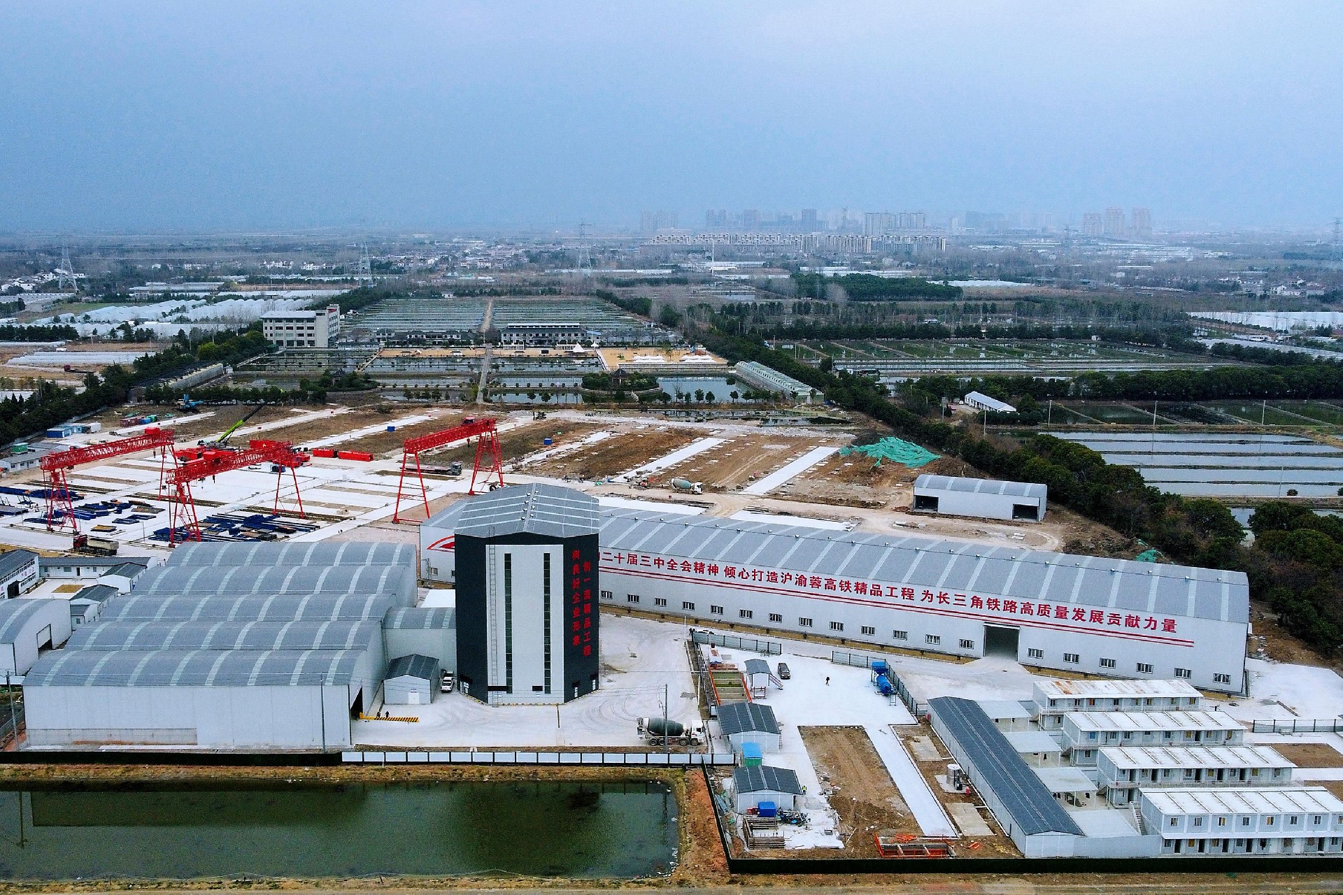 一、3月5日，南京樞紐站前2標(biāo)永寧制梁場拌合站通過驗收，為后續(xù)制梁、架梁奠定了堅實基礎(chǔ)。.jpg